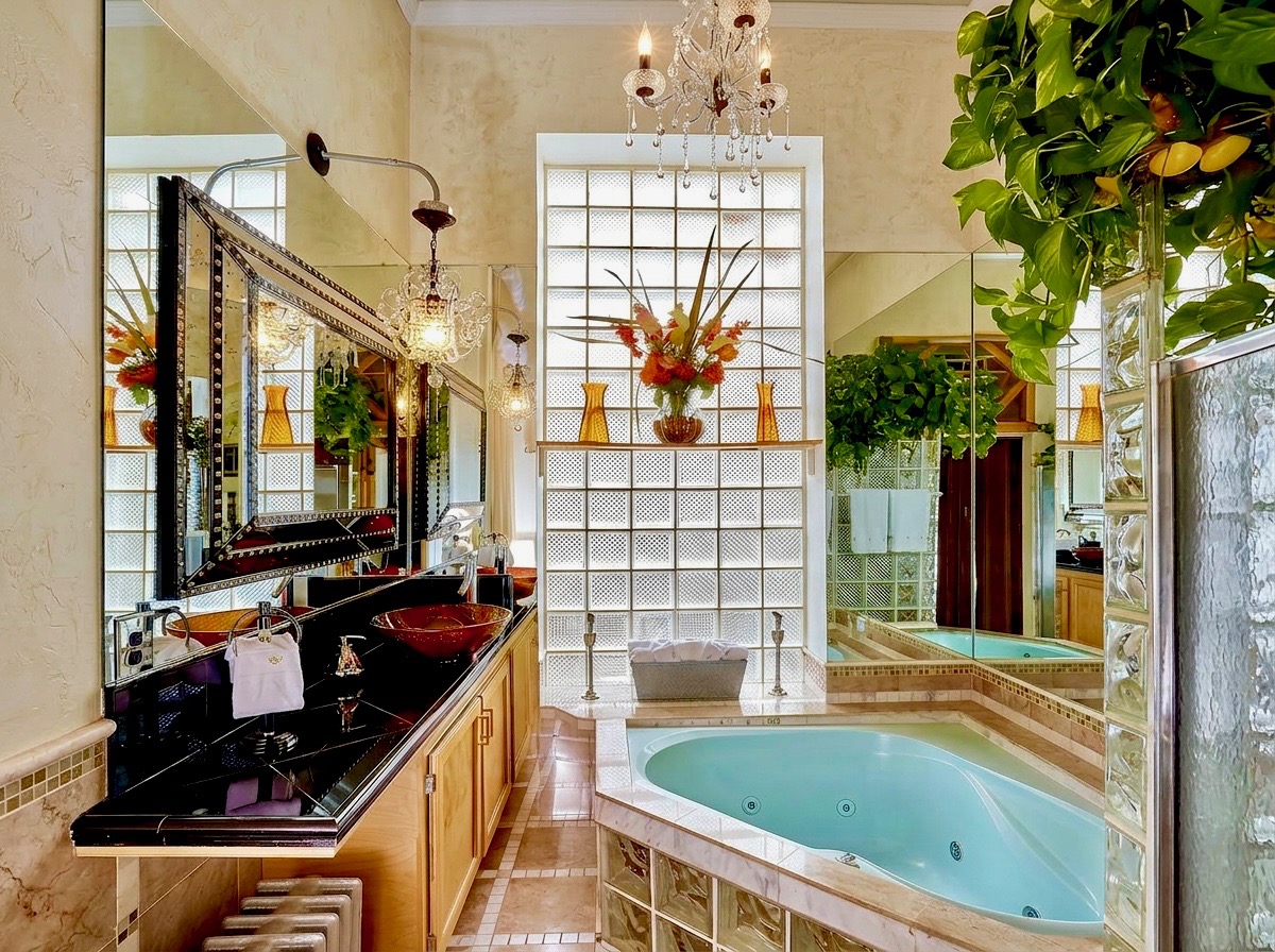 Jacuzzi Suite at The International Cozy Inn