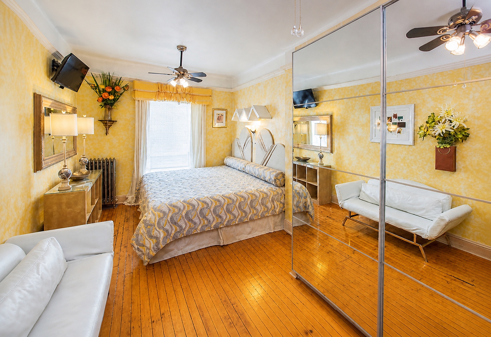 King Suite mirrored closet